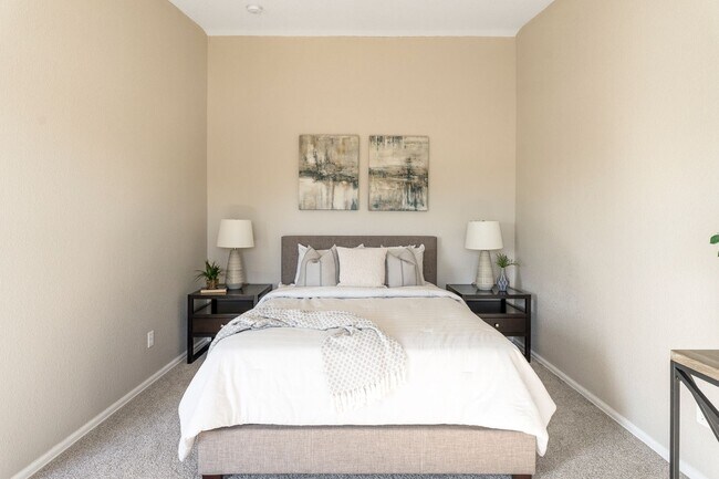 Building Photo - Charming 3 Bedroom Townhome in Highlands Neighborhood