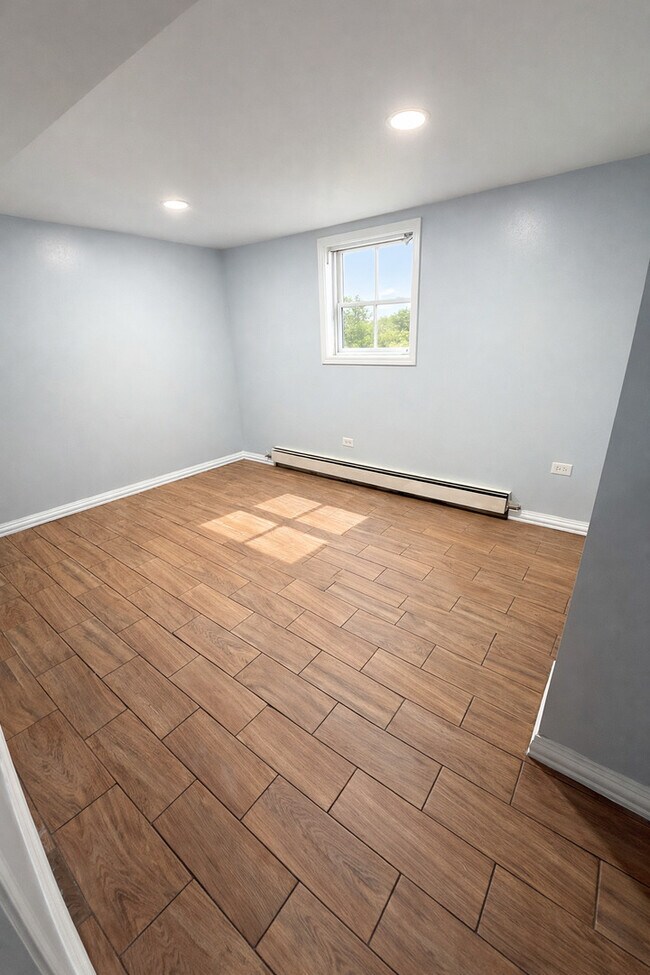 Building Photo - 5518 W Melrose St