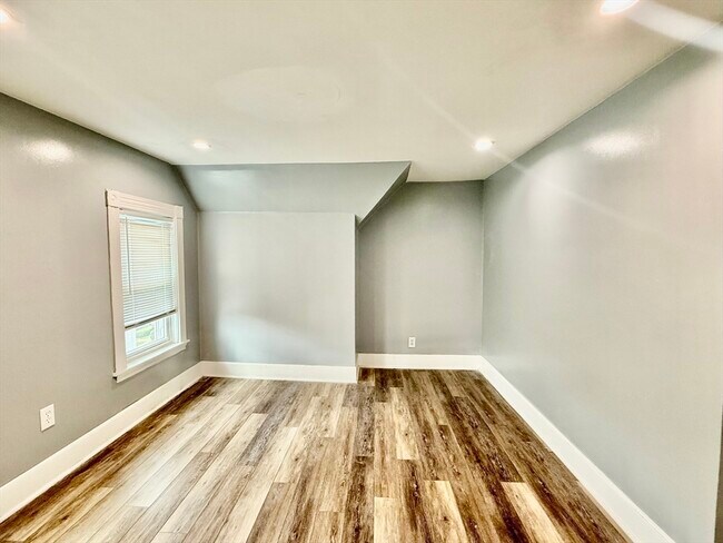 Building Photo - 10 Clark St