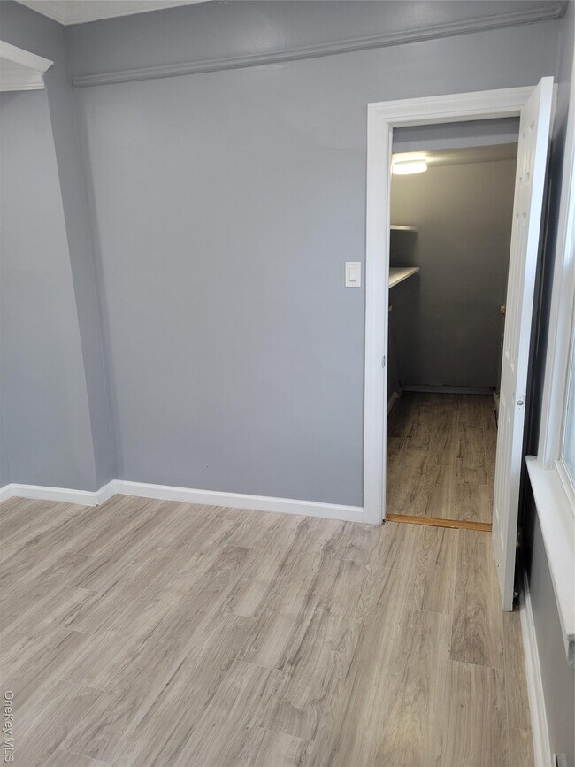 Building Photo - 871 Throgs Neck Expy