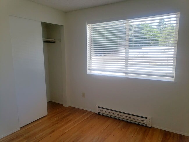 Building Photo - Spacious Townhouse with Two Car Garage!