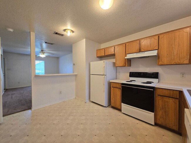 Building Photo - RENT SPECIAL - AVAILABLE NOW!