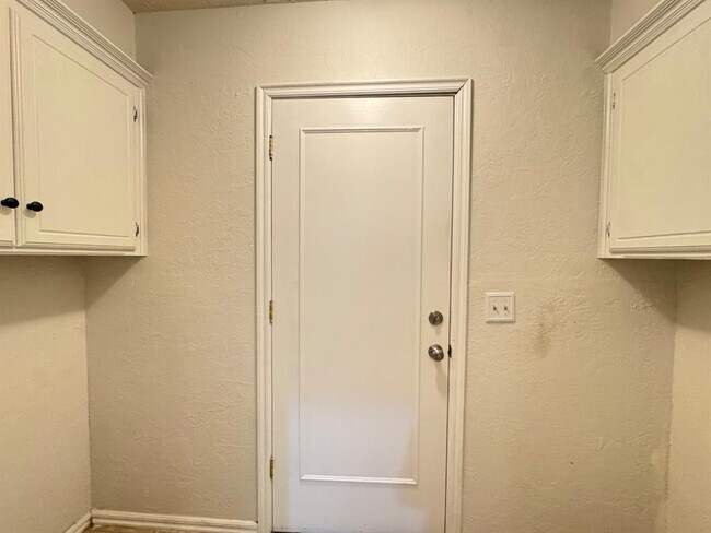 Building Photo - 905 Rambling Oaks Dr