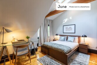 Building Photo - Private bedroom in 5 bed/2 bath Home