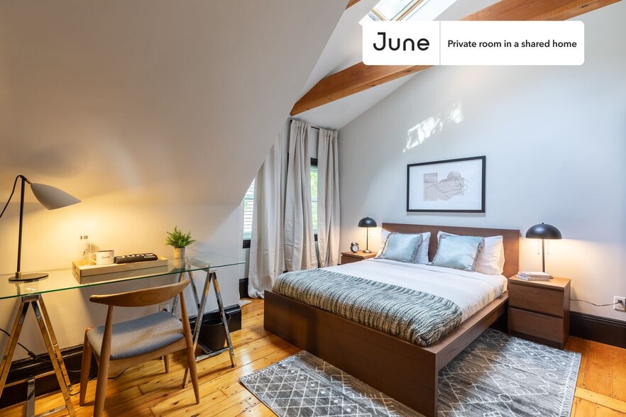 Primary Photo - Private bedroom in 5 bed/2 bath Home