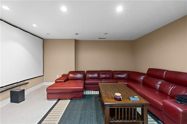 Building Photo - 38 Roxbury Ln