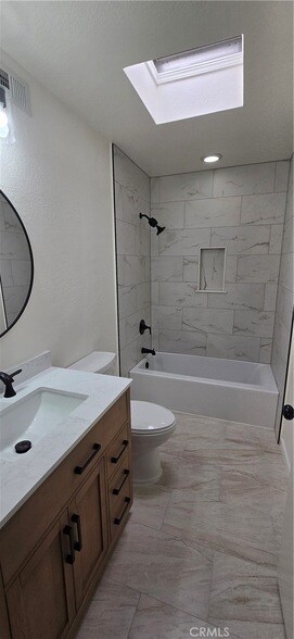 Building Photo - 751 Vía Los Santos