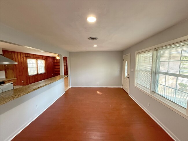 Building Photo - 2206 Eriksson St