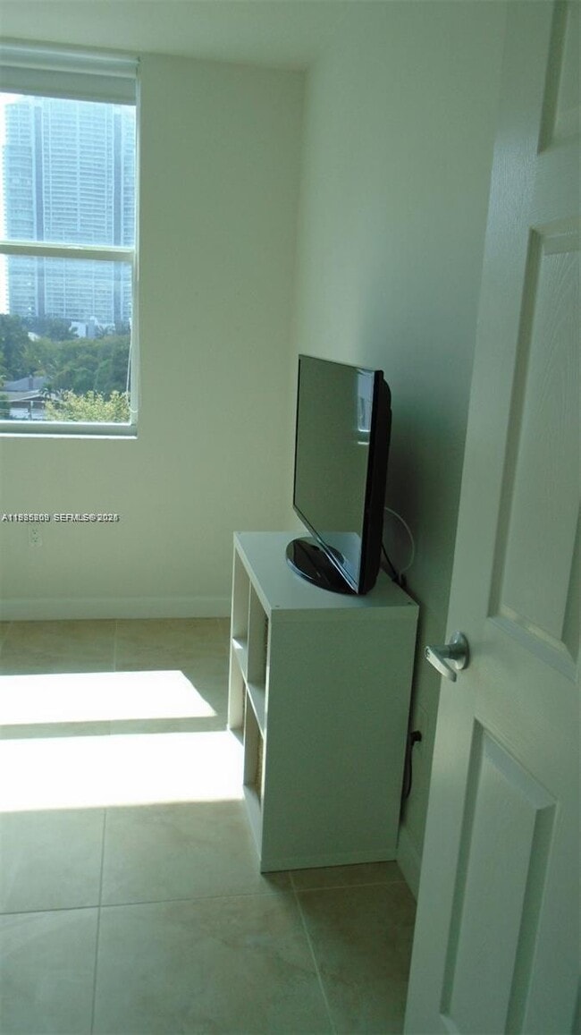 Building Photo - 1723 SW 2nd Ave