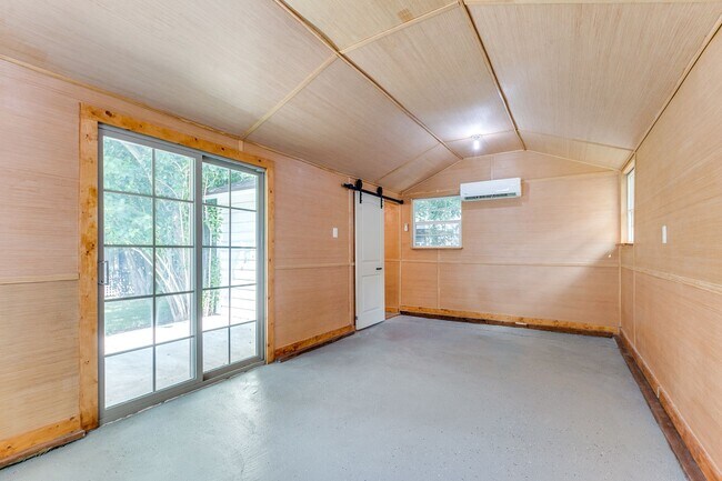 Building Photo - Charming Home in Alamo Heights ISD with Bo...
