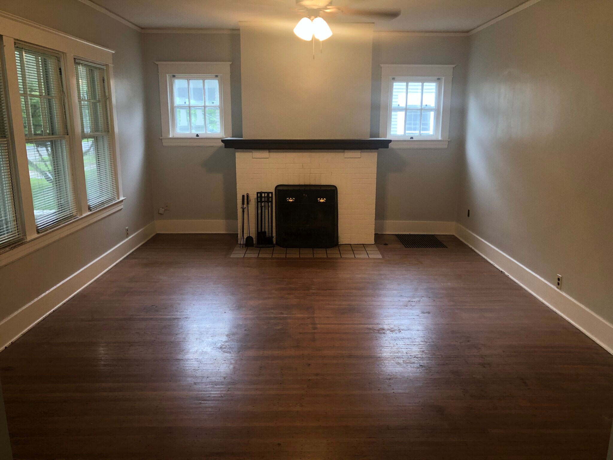 Living Room - 132 N Crestmoor Ave