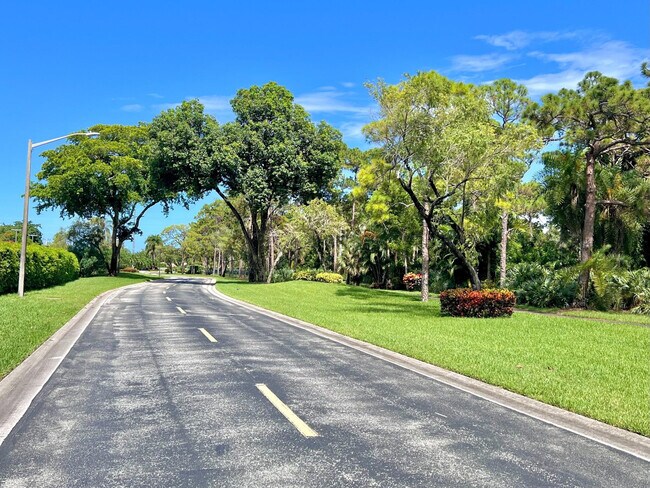 Building Photo - 10851 Palm Lake Ave