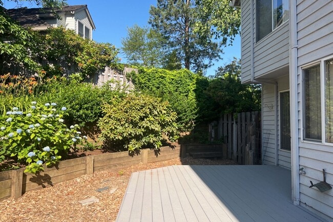 Building Photo - Gorgeous Beaverton home available with att...