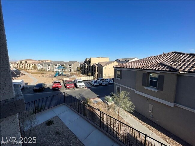 Building Photo - 645 Bellus Pl