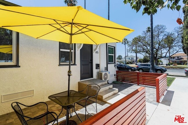 Building Photo - 815 W Glenoaks Blvd