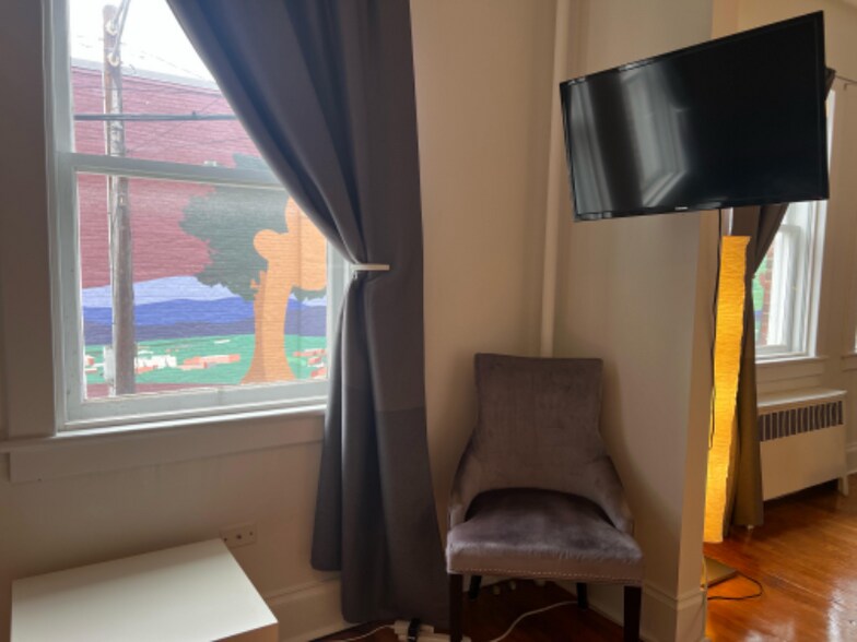 Building Photo - 118 2nd St SW