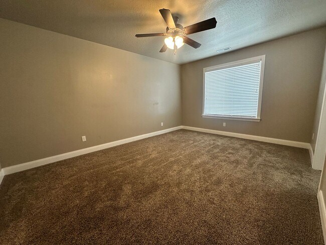 Building Photo - ** Move-in Discount** 3 Bedroom - 2.5 bathroom - in the heart of Cedar City!