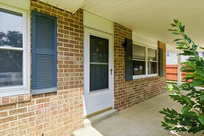 Building Photo - 643 University Dr