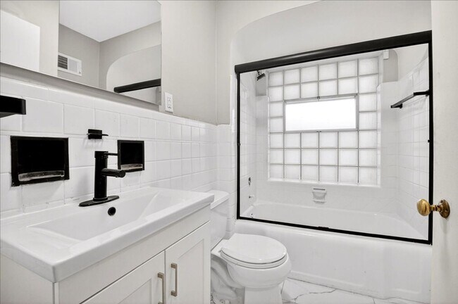 Building Photo - Robbie Junior