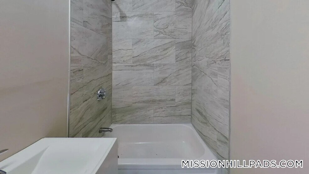 Building Photo - 121 George St