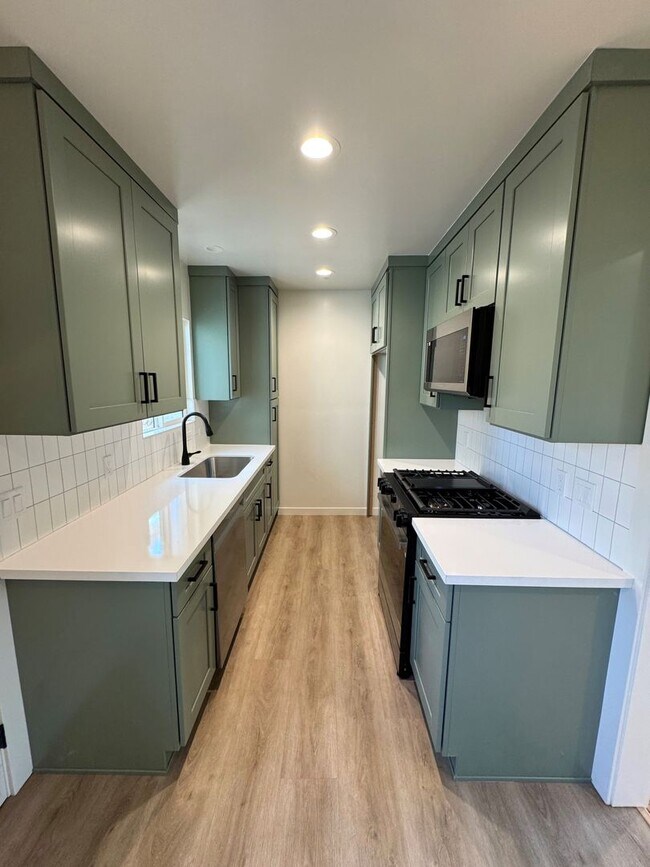 Building Photo - Remodeled Midtown Apartment- Private Washer/Dryer +AC!!