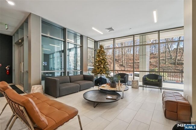 Building Photo - 69 Main St