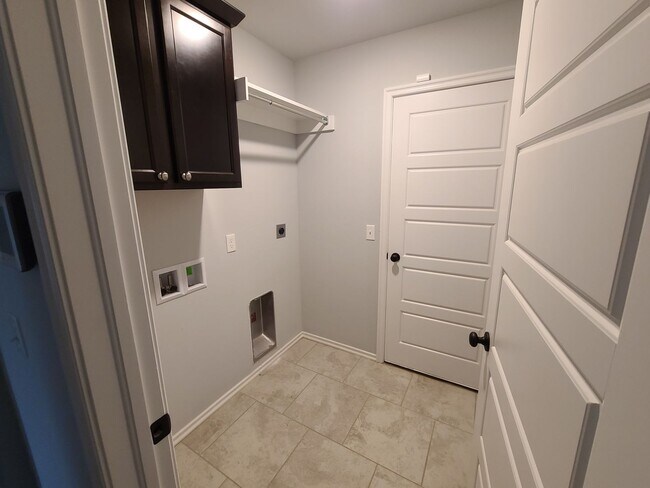 Building Photo - Open floor plan, Fridge included, fully fenced yard, neighborhood playground.