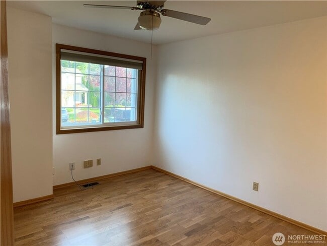 Building Photo - 4Bd/2.5Ba Sammamish Home