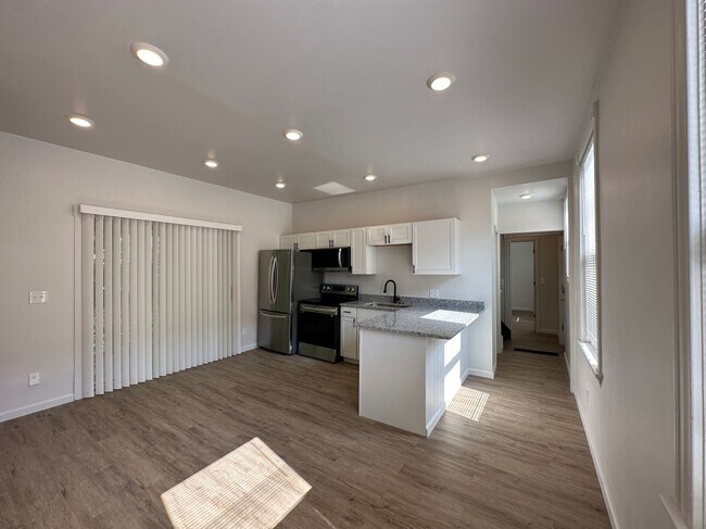 Building Photo - 6 Bed/2 Bath w/Ample Parking Mins. from UC $750/pp ($4500/mo)!