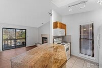 Building Photo - Top Floor 2bed/2bath Condo - Open Floor Pa...