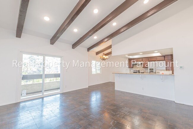 Building Photo - Don't miss out! 2 Bed 2 bath ready to go!