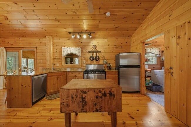Building Photo - Peaceful Log Home Retreat – Long-Term Beck...