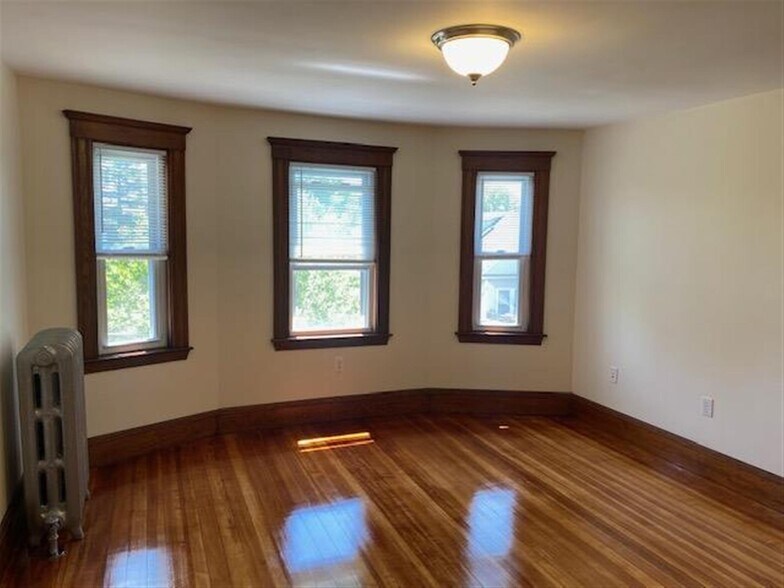 Building Photo - 136 Broadway