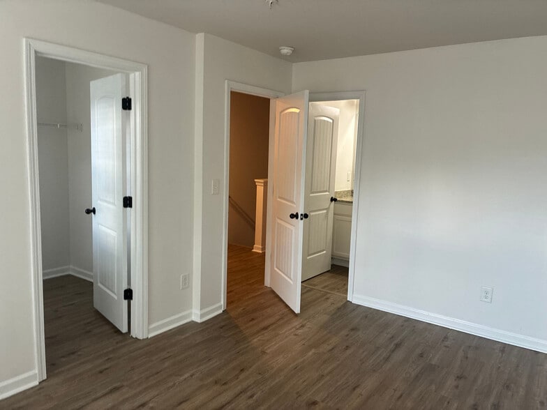 Building Photo - Room in Townhome on Bayrose Cir