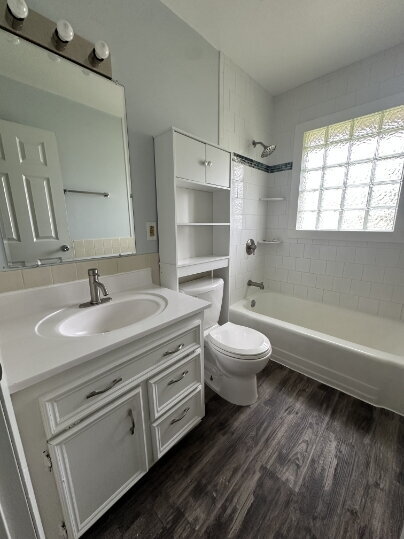 Building Photo - "Charming 2-Bed Hideaway in NE Minneapolis - Spacious 900 Sq. Ft. Comfort!"