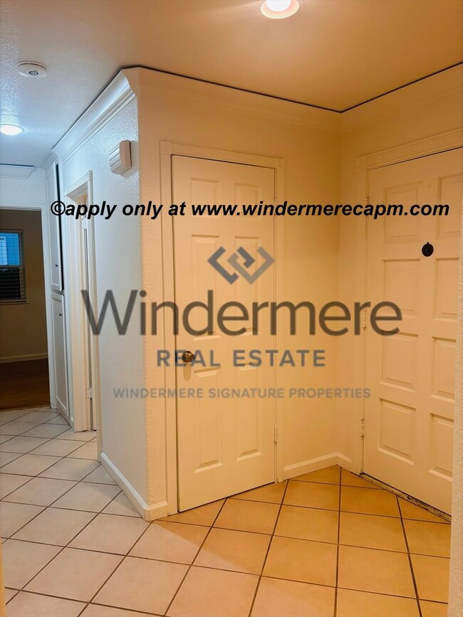 Building Photo - Charming 3 Bedroom Home with Bonus Room & ...