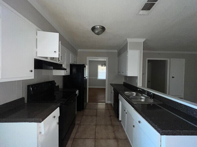 Building Photo - 5037 Woodlark Ave