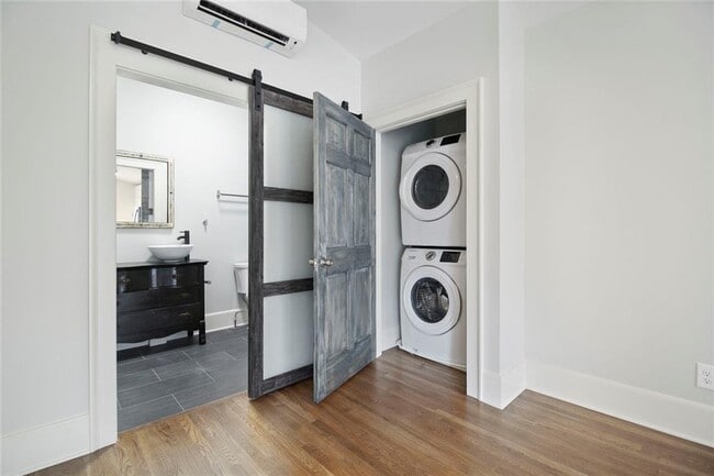 Building Photo - 940 St Charles Ave NE