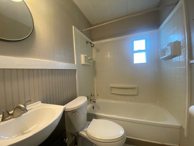 Building Photo - 2 Bed 1 Bath Available in Springfield+