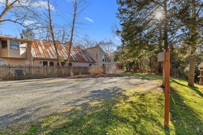 Building Photo - 303 Henderson St