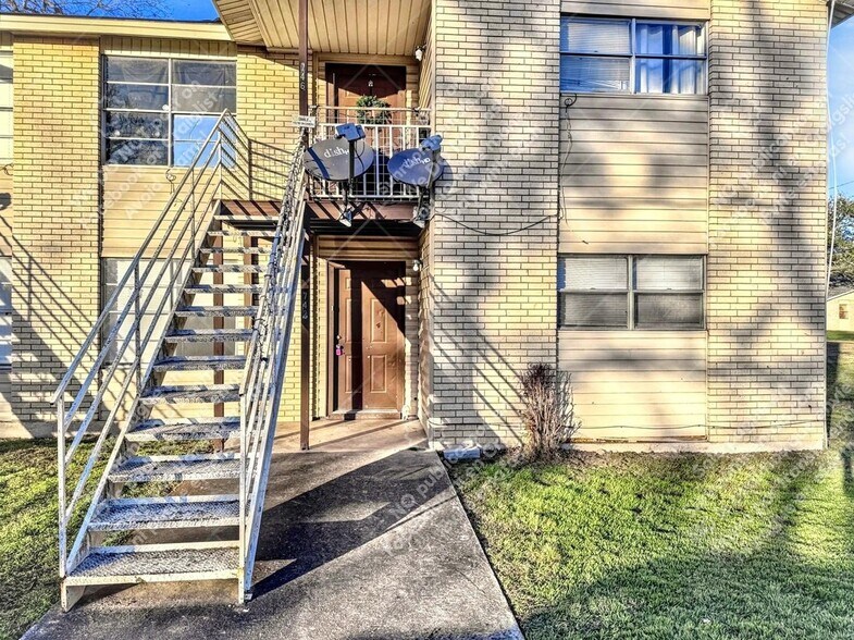 Building Photo - 742 Old Martindale Rd