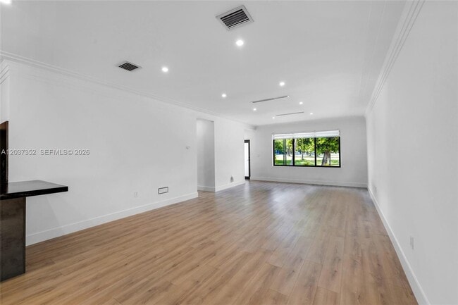 Building Photo - 365 Fairway Dr