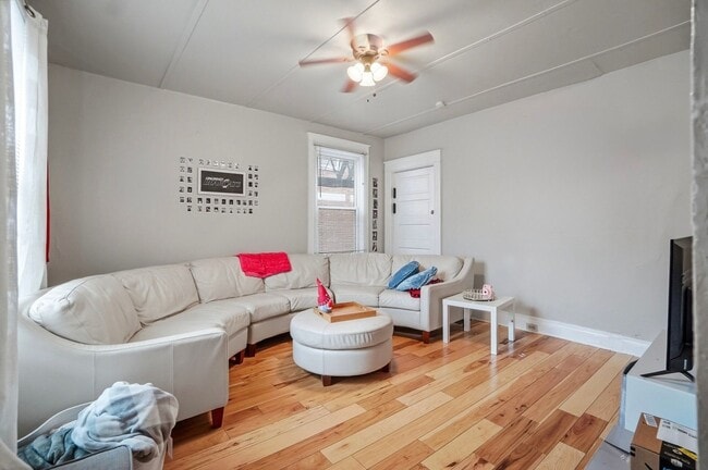 Building Photo - 7 Bed/3 Bath Mins. from UC Campus $700/pp ($4,900/mo)!