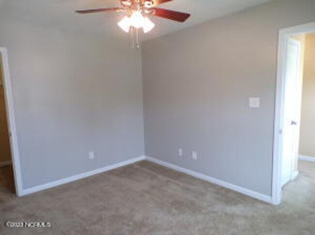 Building Photo - 4 Bedroom 2.5 Bathroom home located in Carolina Subdivision