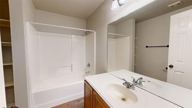 Building Photo - 1915 Pine Tree Dr