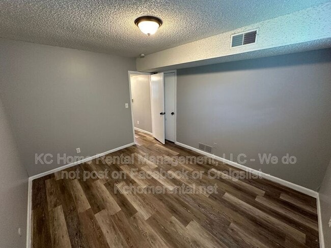 Building Photo - 9227 E 54th St