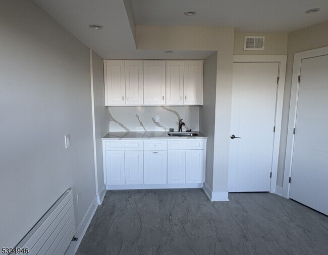 Building Photo - 4 Vista Ln