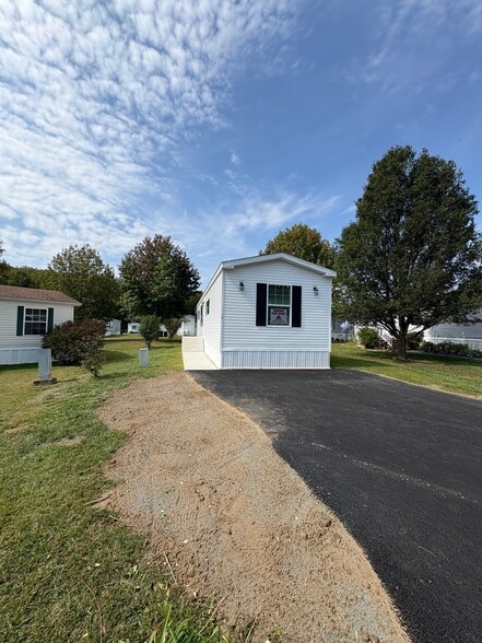 Building Photo - 16 Doe Dr