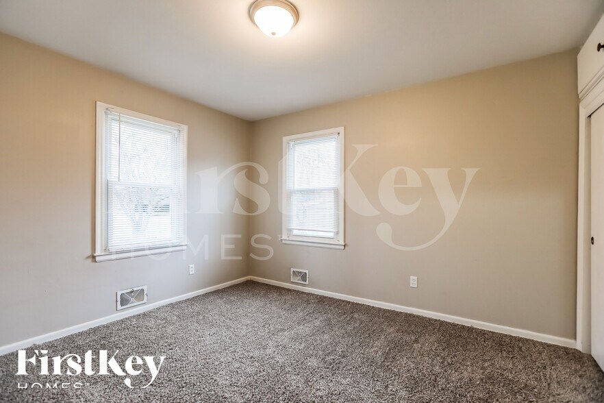 Building Photo - 10508 East 33rd Terrace S