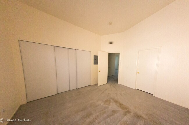 Building Photo - Summerlin area upper condo/vaulted ceiling...